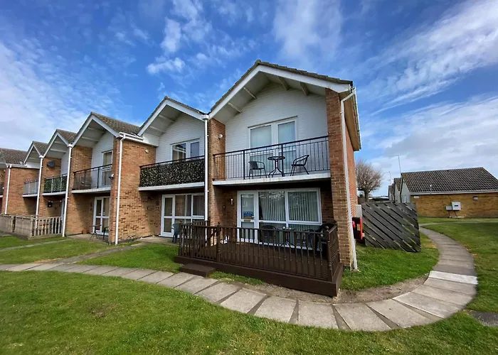Lovely 6 Berth Villa At Waterside Village Park In Corton Ref 14100W