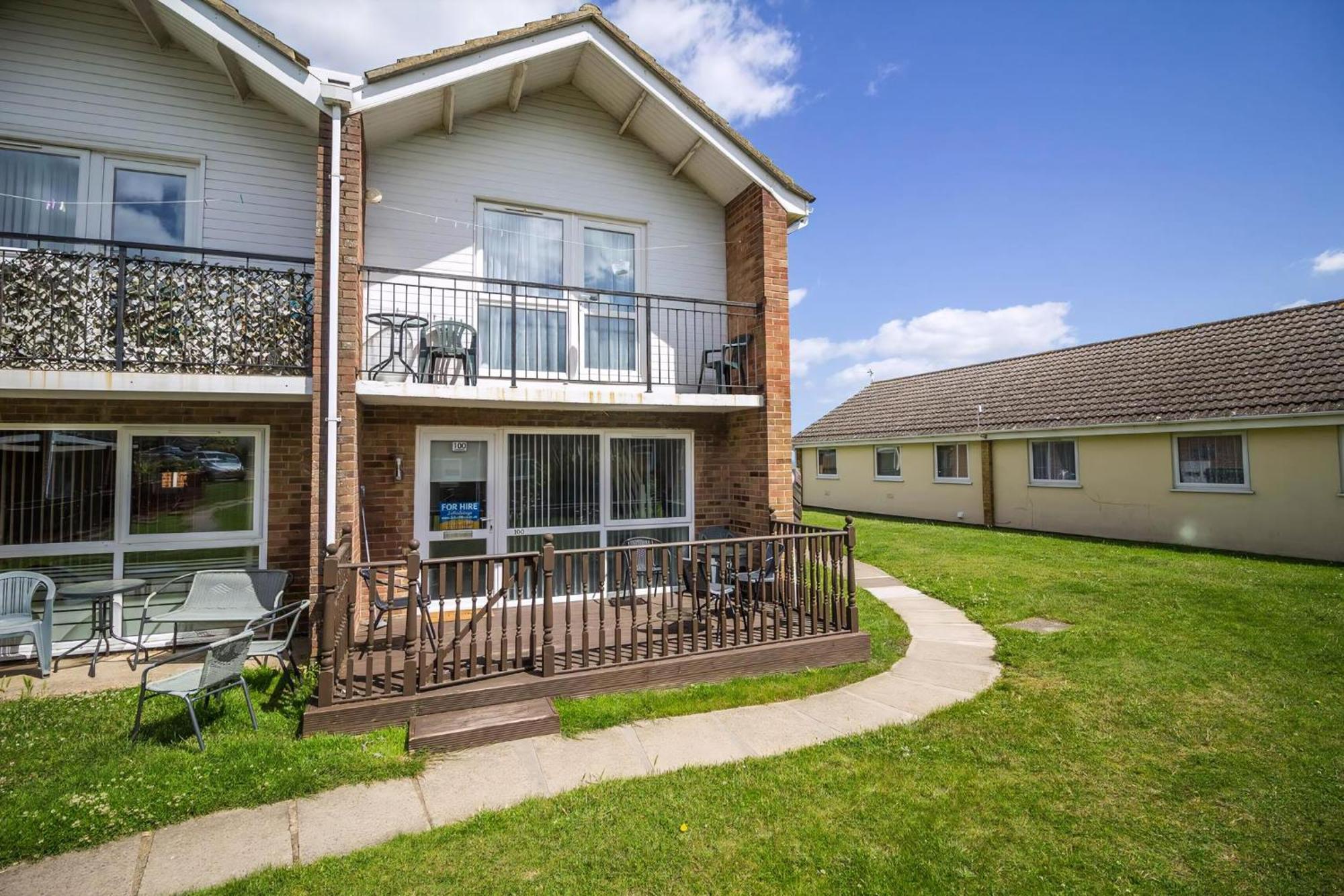 Lovely 6 Berth At Waterside Village Park In Corton Ref 14100w Villa